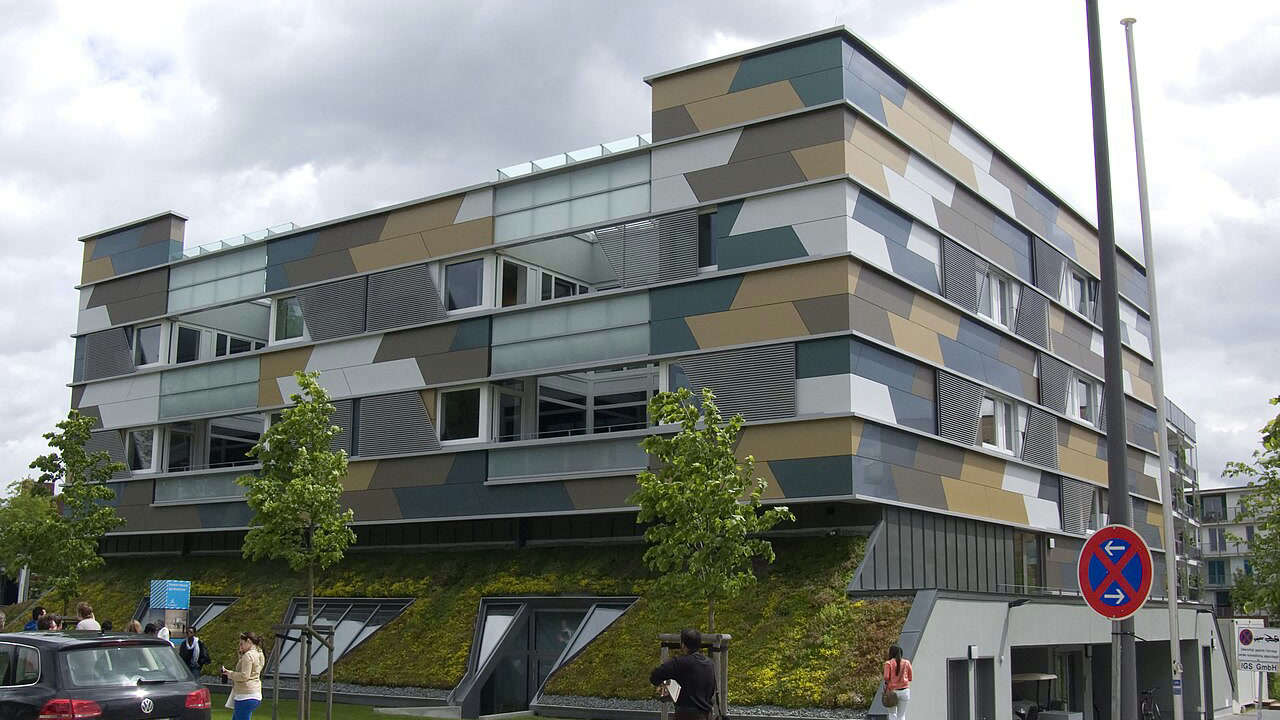 Energieeffizientes Hybrid-Haus der IBA Hamburg mit begrüntem Umfeld.