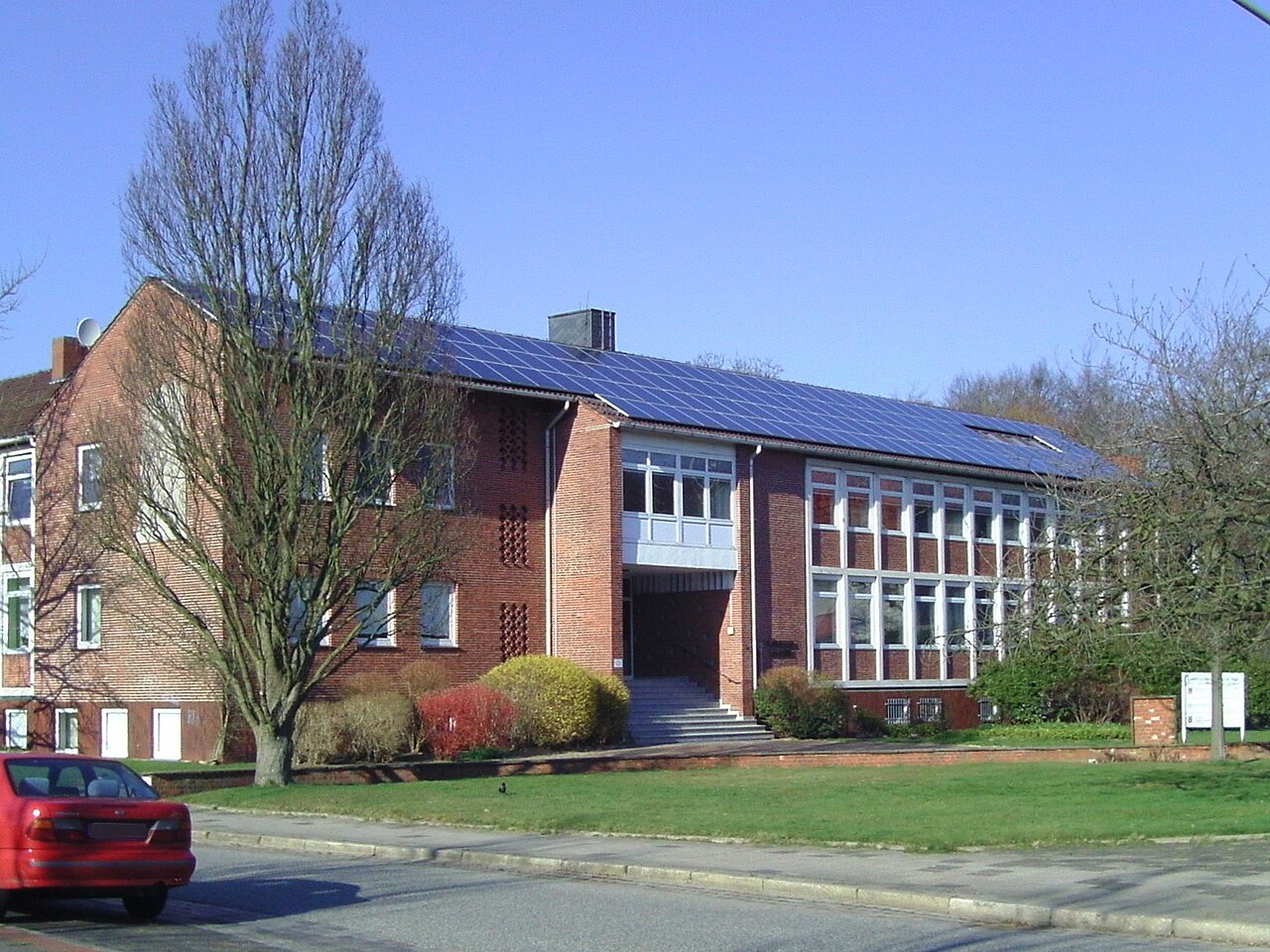 Ziegelhaus mit Dachanlage — Belegfoto, nicht Ihr Haus